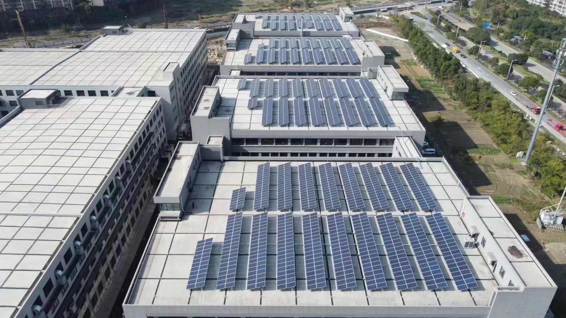 工業光伏支架材質全解析：特性、作用與應用場景